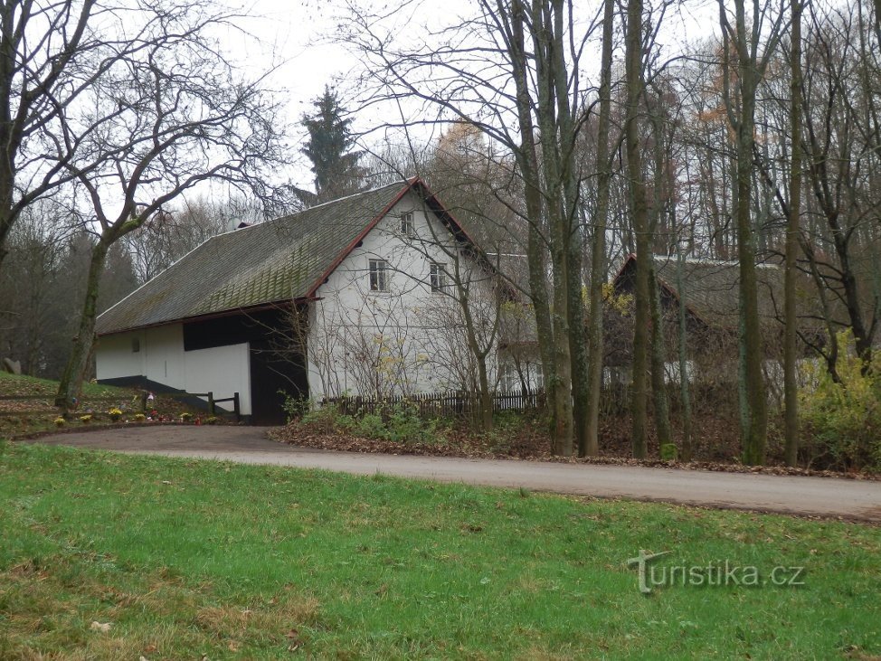 Casa de campo de Václav Havel vista da estrada