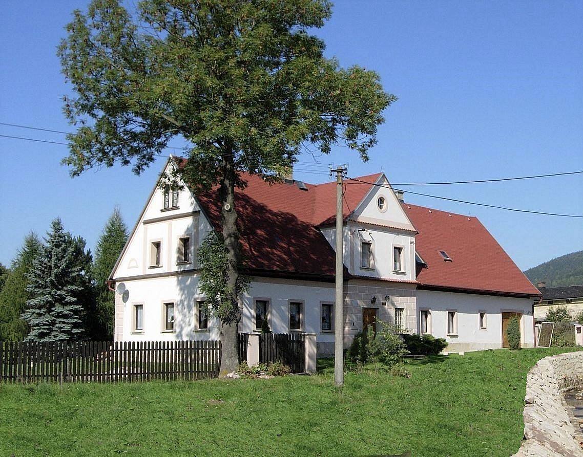 Eine Hütte hinter dem Bach Vižňov