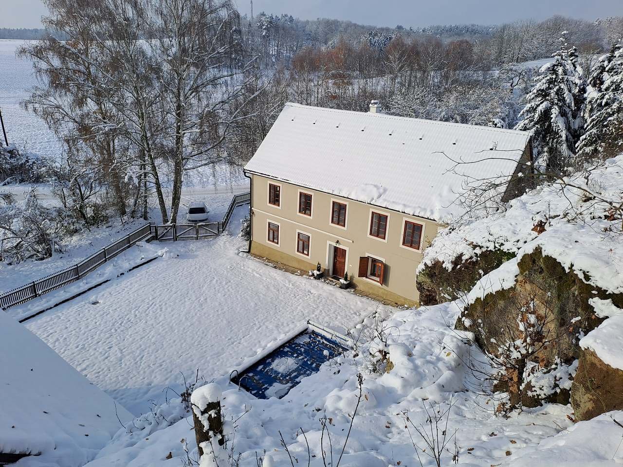 Chalupa Zátyní - zima - celkový pohled