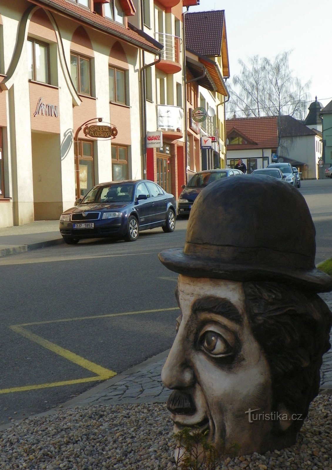 Charlie de Olšiak em frente à galeria