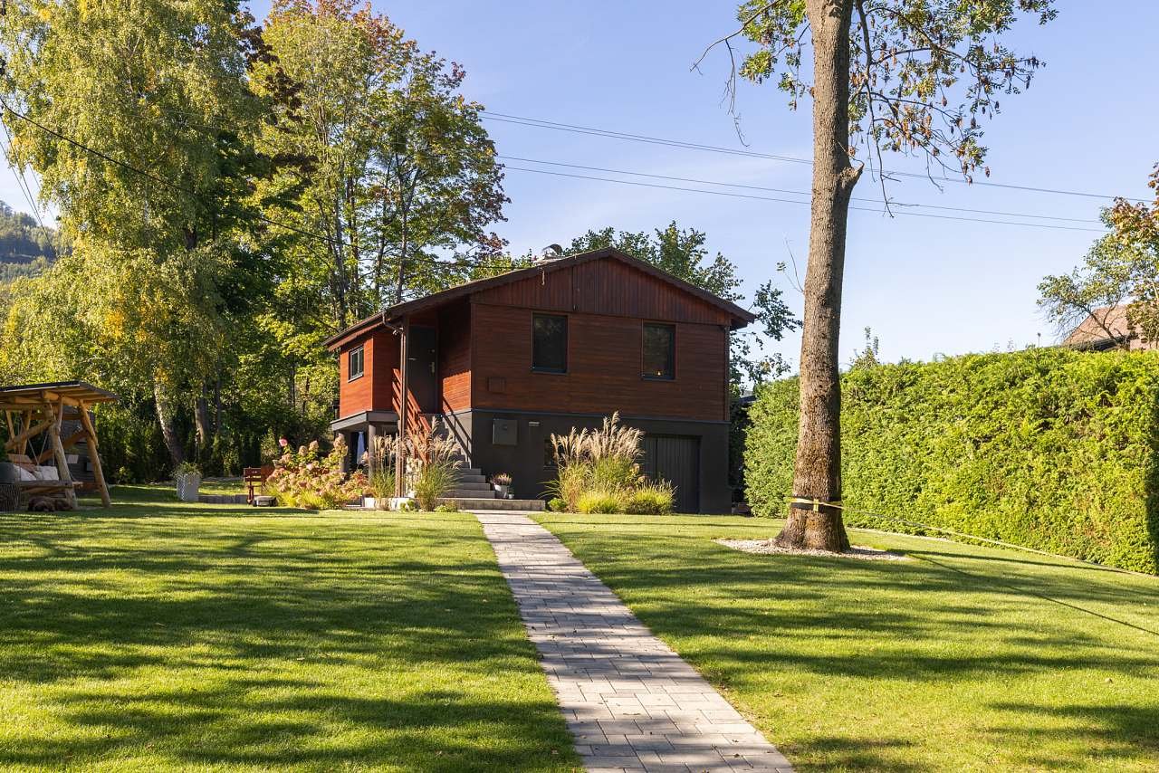 chata a zahrada od vstupu