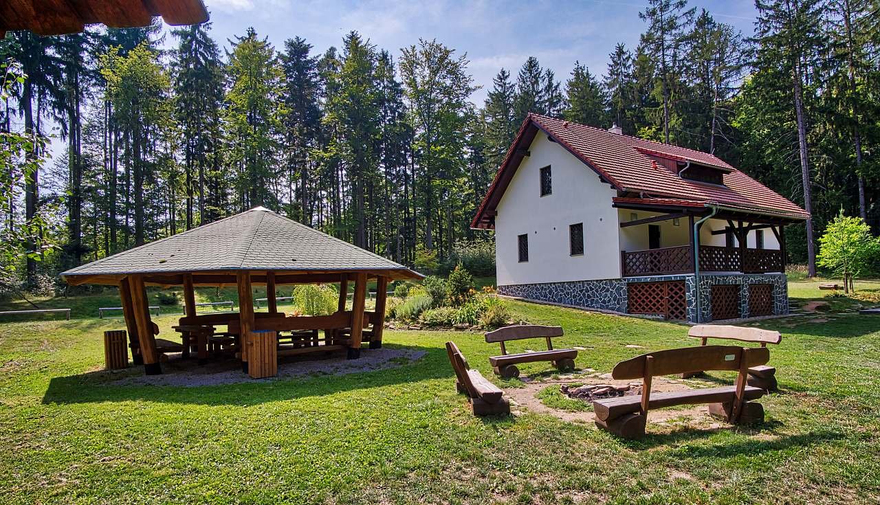 chata Babí lom, ohniště a altán