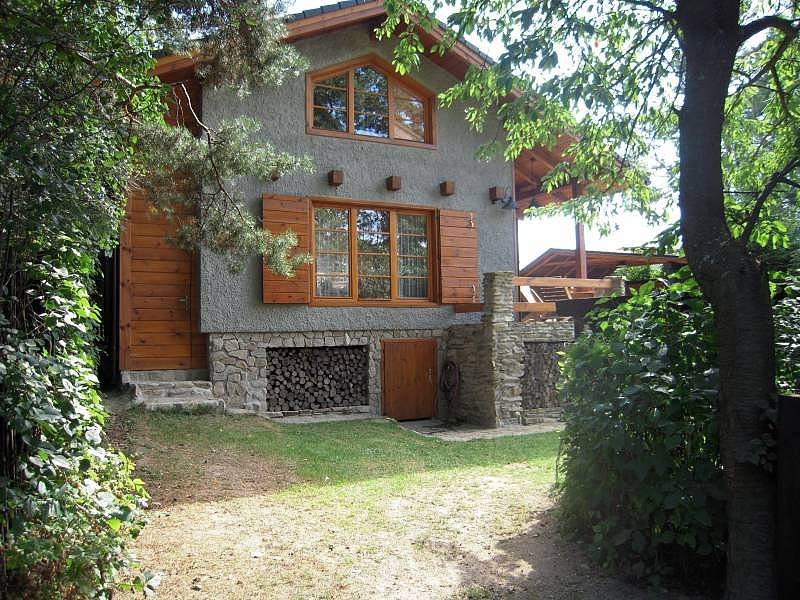 Cetoraz cottage - view from the entrance gate