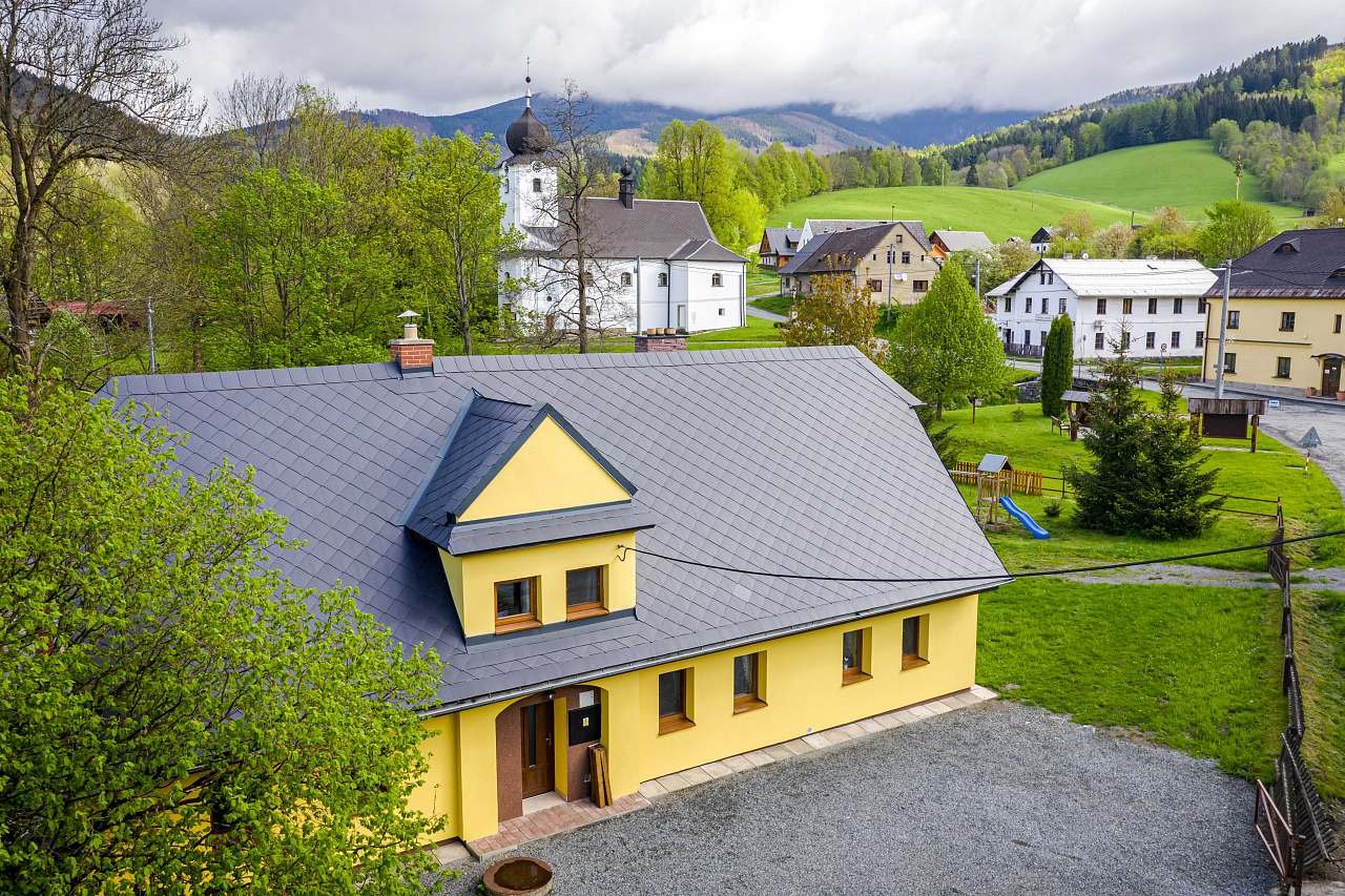 Das Ferienhaus liegt im Zentrum des Dorfes Vernířovice