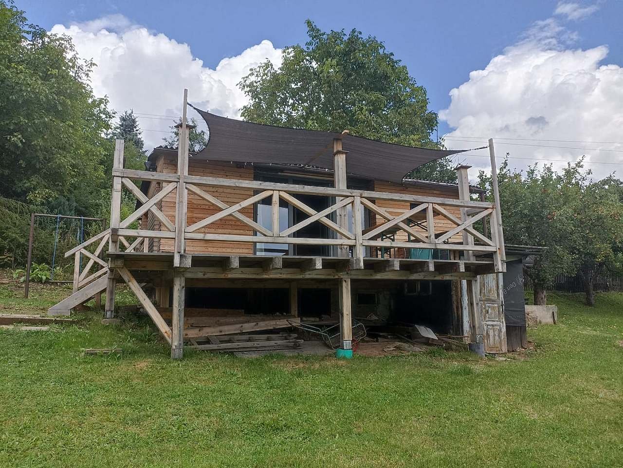 Hütte Kutil Tom – Blick auf die Hütte mit Schattennetz