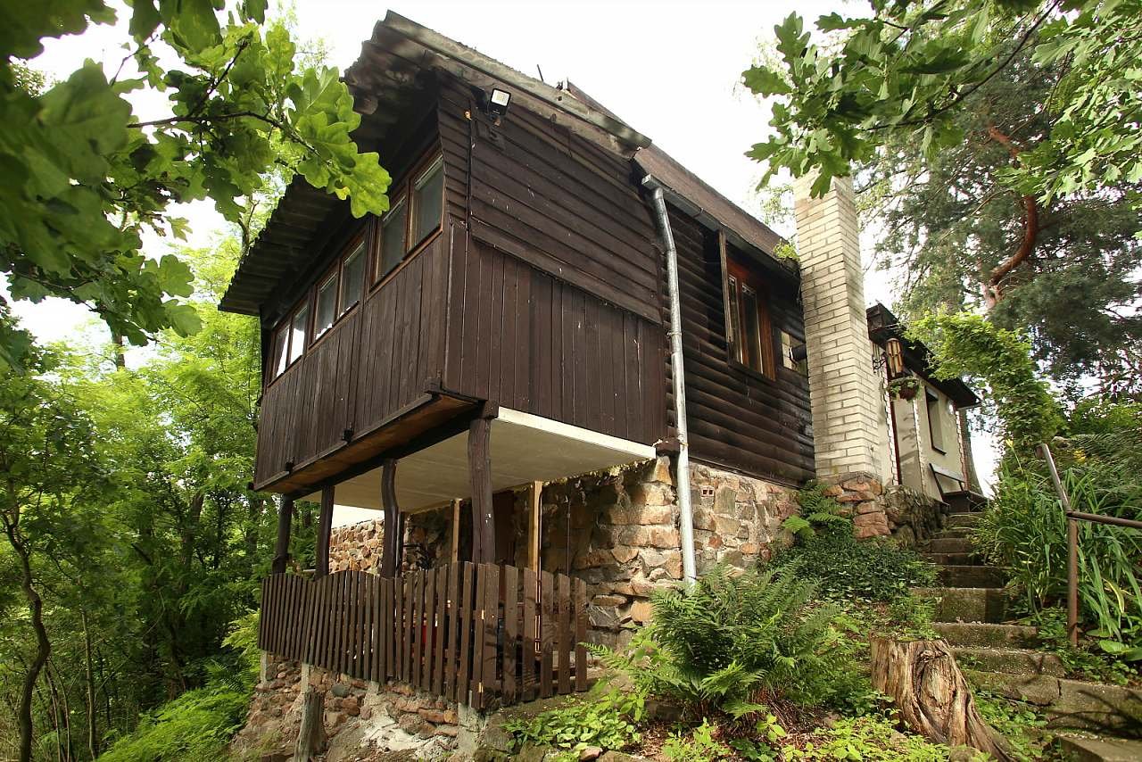 Cottage su una collina in una posizione tranquilla nella natura