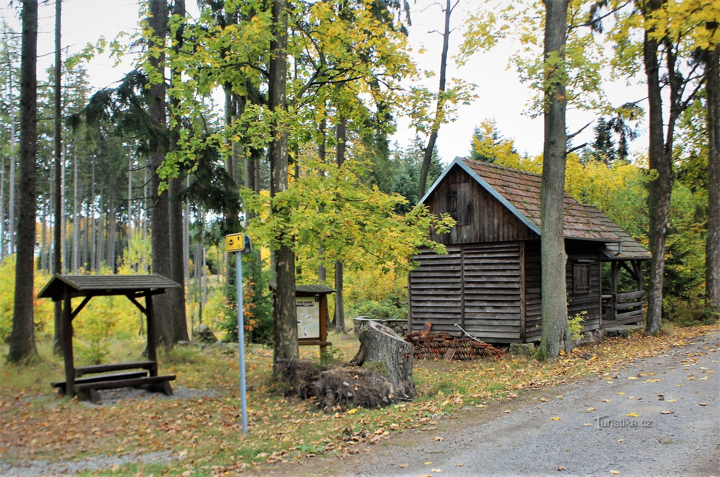 Hütte Nepustelka in den Wäldern von Hořice