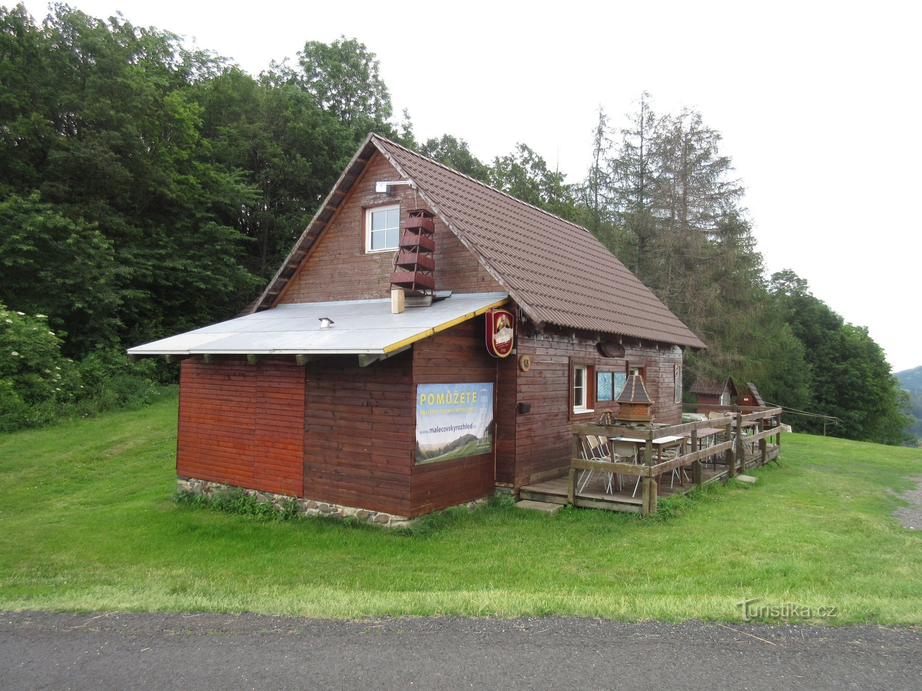 Chalet sous le belvédère au bord de la piste de ski