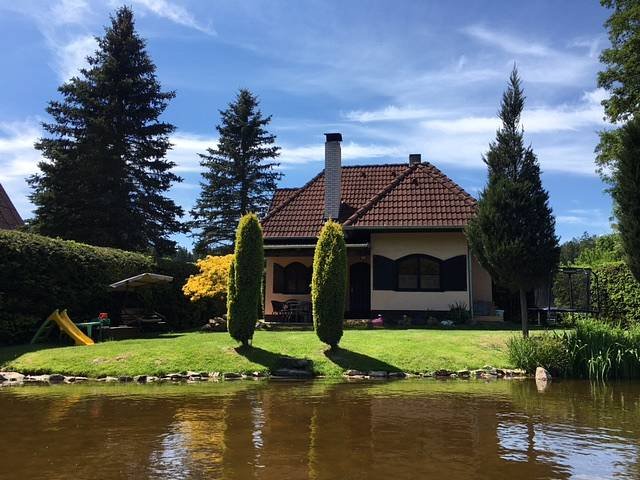 Koča s pogledom na ribnik, na novo z zavetiščem :-)