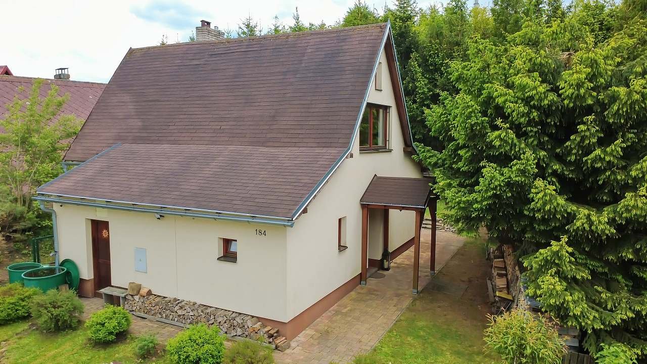 Chata přední část a vchod z pravé strany