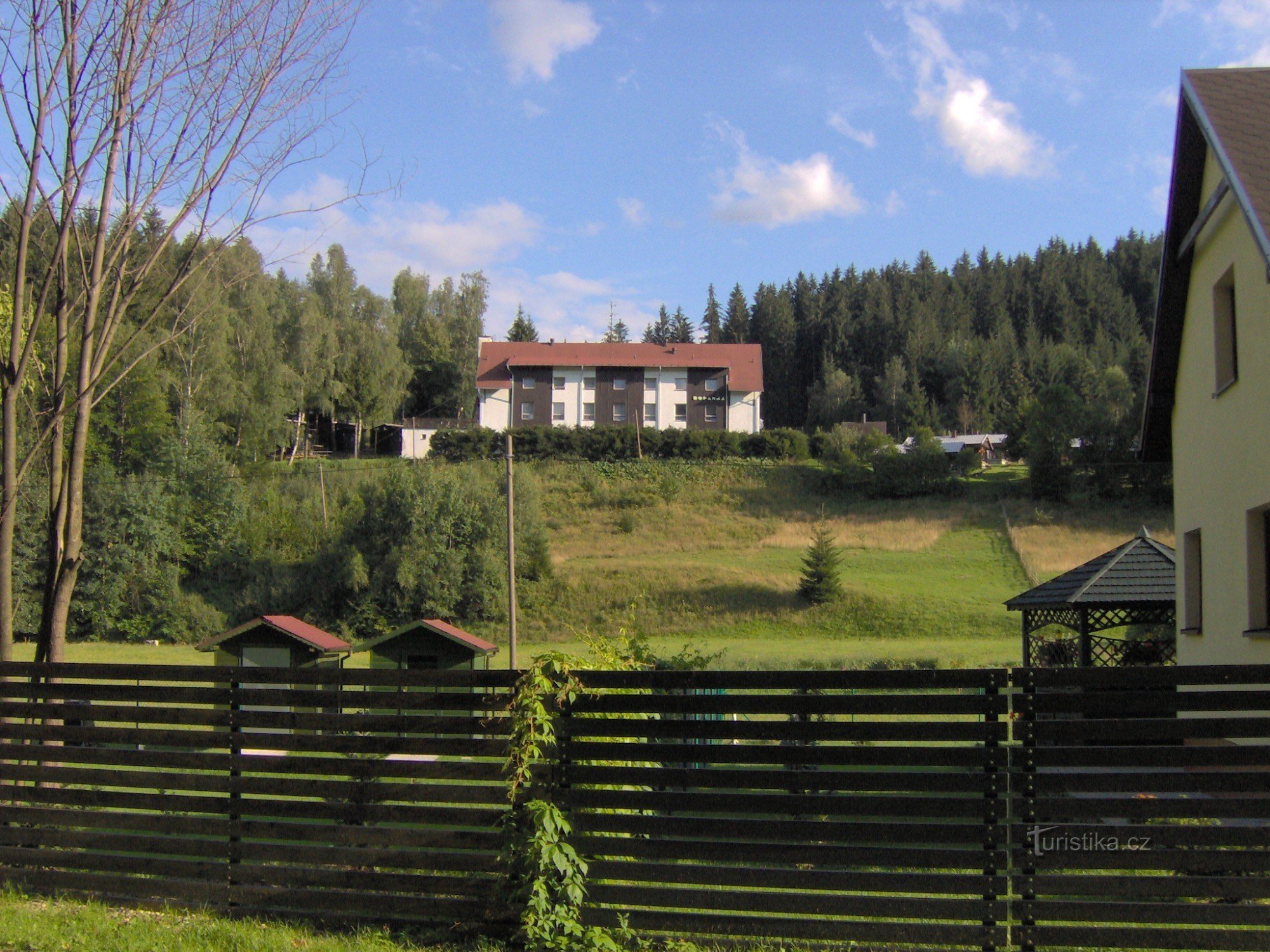 Het huisje Rohanka en de skipiste ernaast