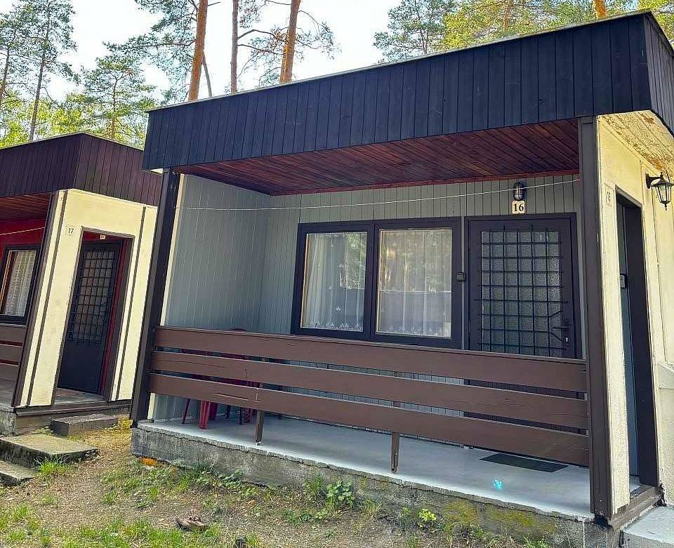 Chata s koupelnou v kempu u Máchova jezera