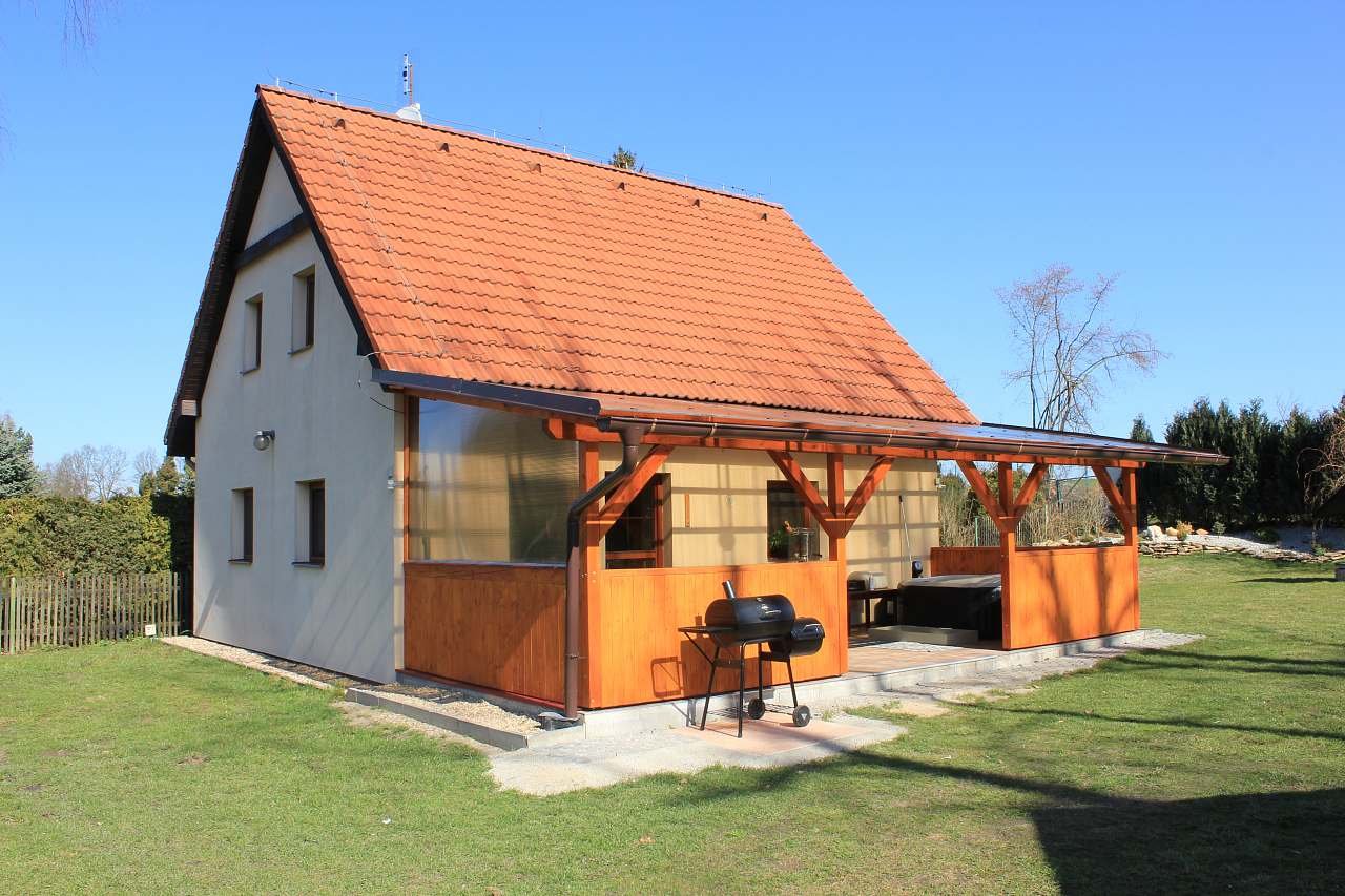 Cottage with semi-covered terrace