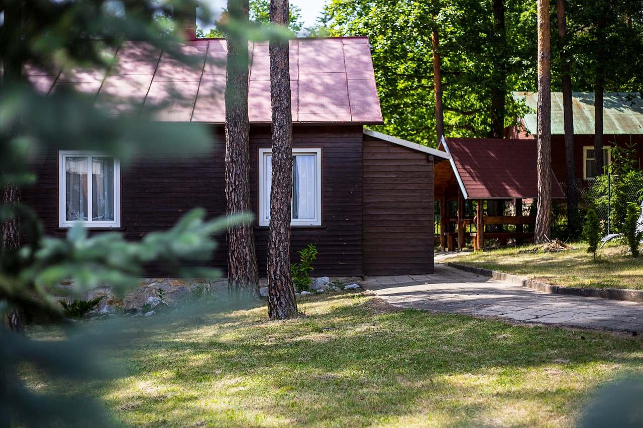 Domek z miejscami do siedzenia na zewnątrz