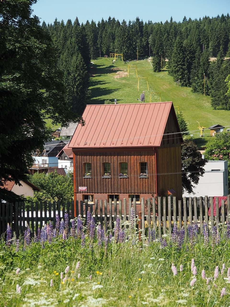 Chalet laskettelurinteellä