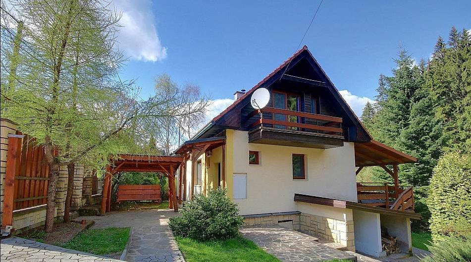 Chata u lesa blízko Karolinky