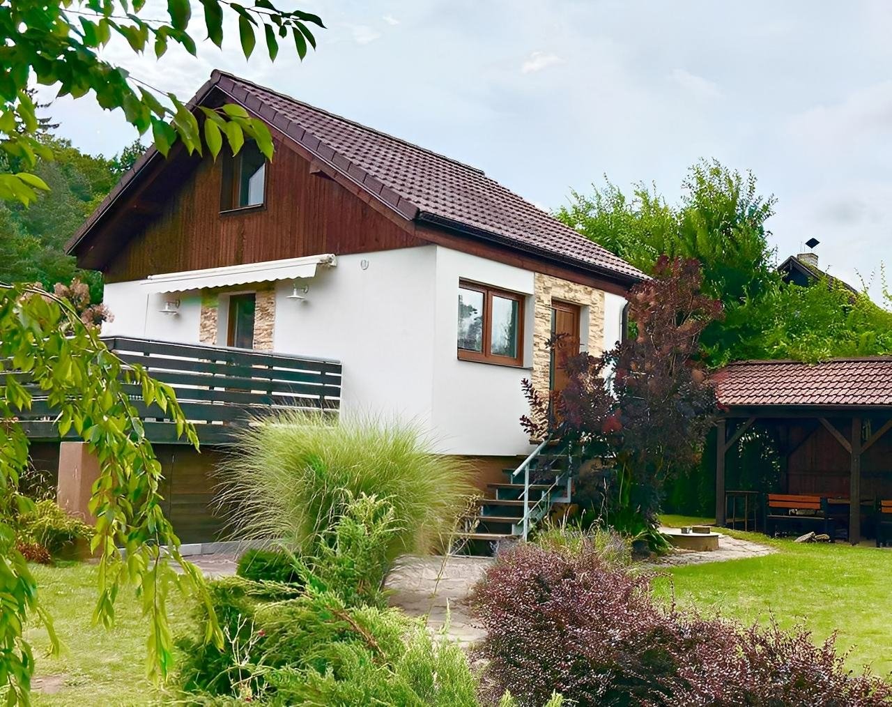 Chata u řeky v Sezimově Ústí