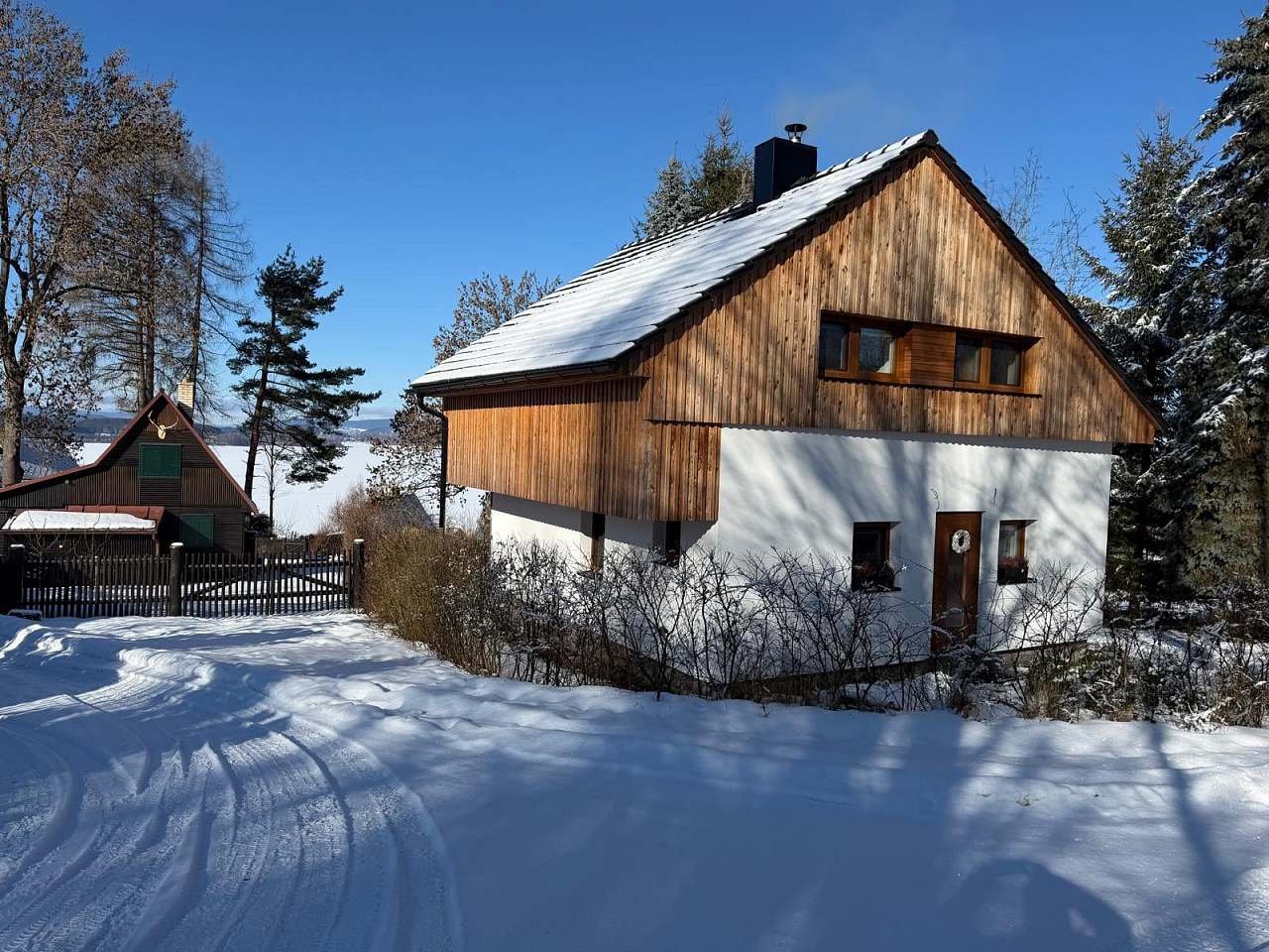 Chata U Vyhlídky Radslav - pohled z příjezdové cesty od Bližné