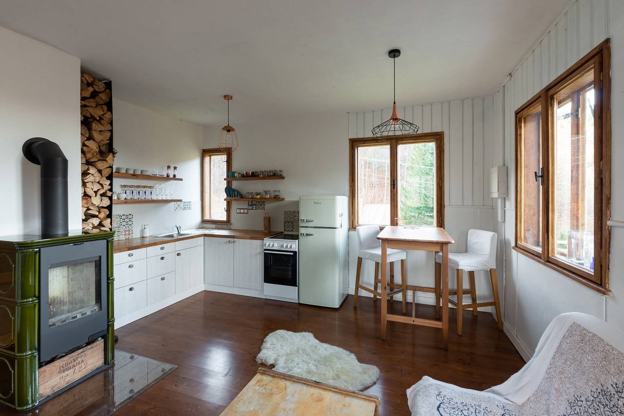 Cottage in de rivier accommodatie Řeka - Woonkamer met open haard en keuken