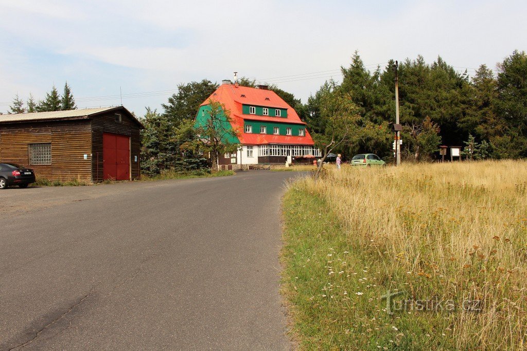 Chata Vitiška, pogled s parkirališta