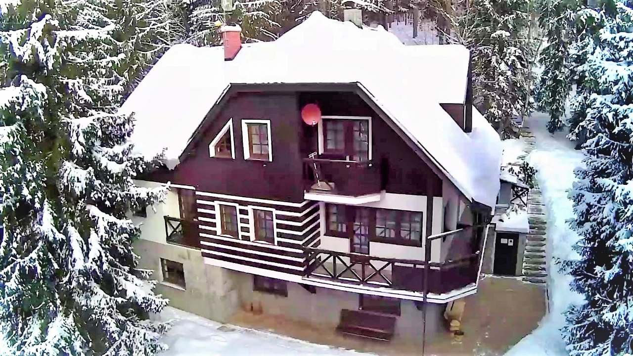 En stuga täckt av snö