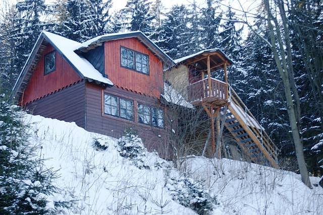 Chatka pod Smrčníkem od chráněné louky