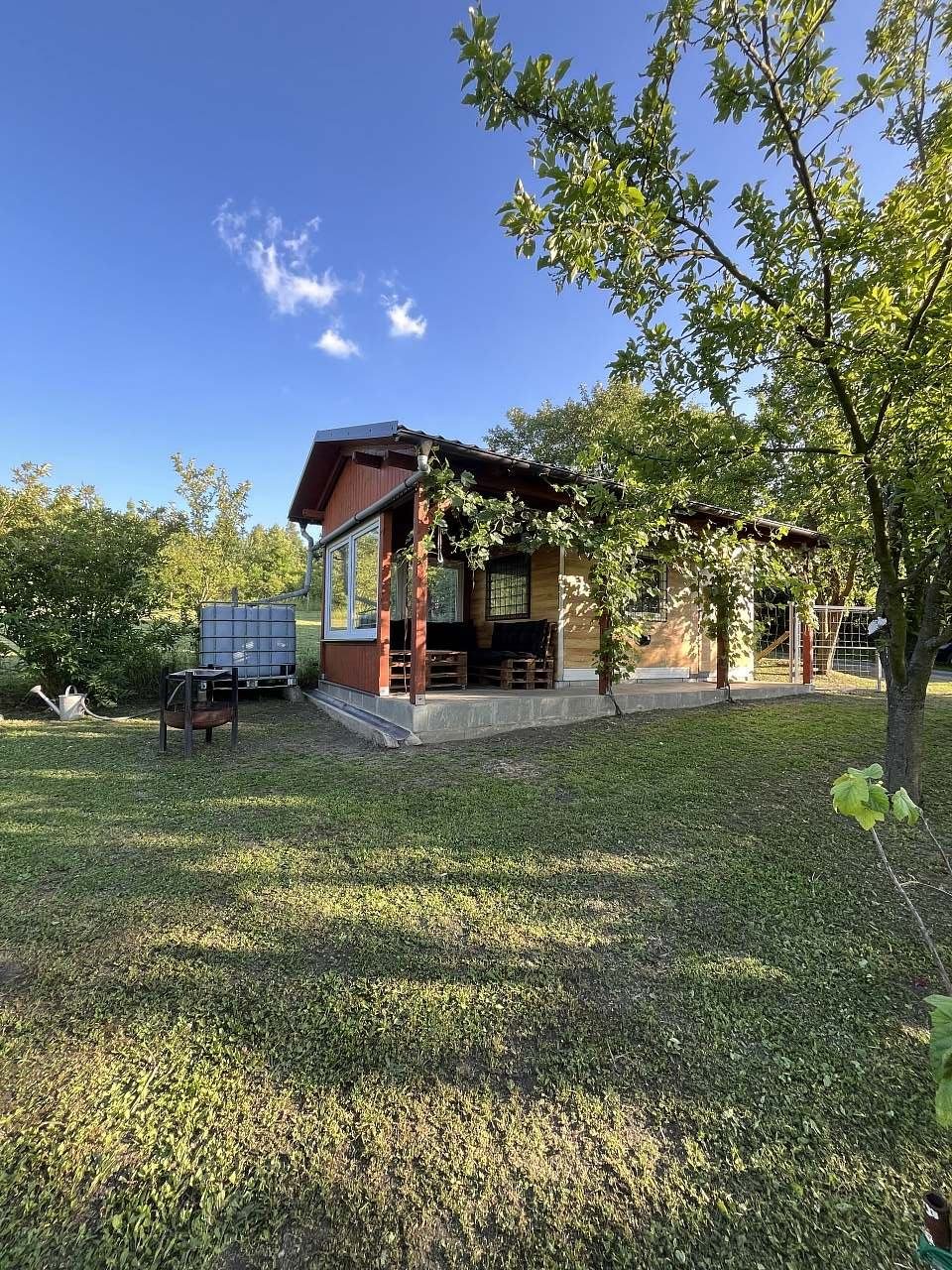 Chatka Pod trnkovým stromem