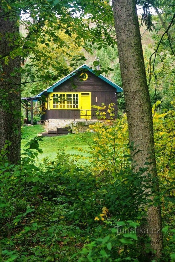 Cabana na curva da estrada