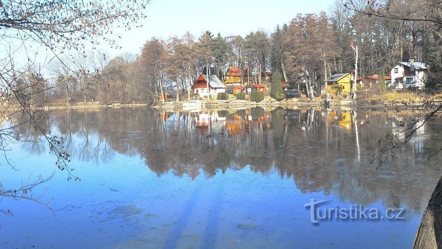 池塘边的小屋部分，床