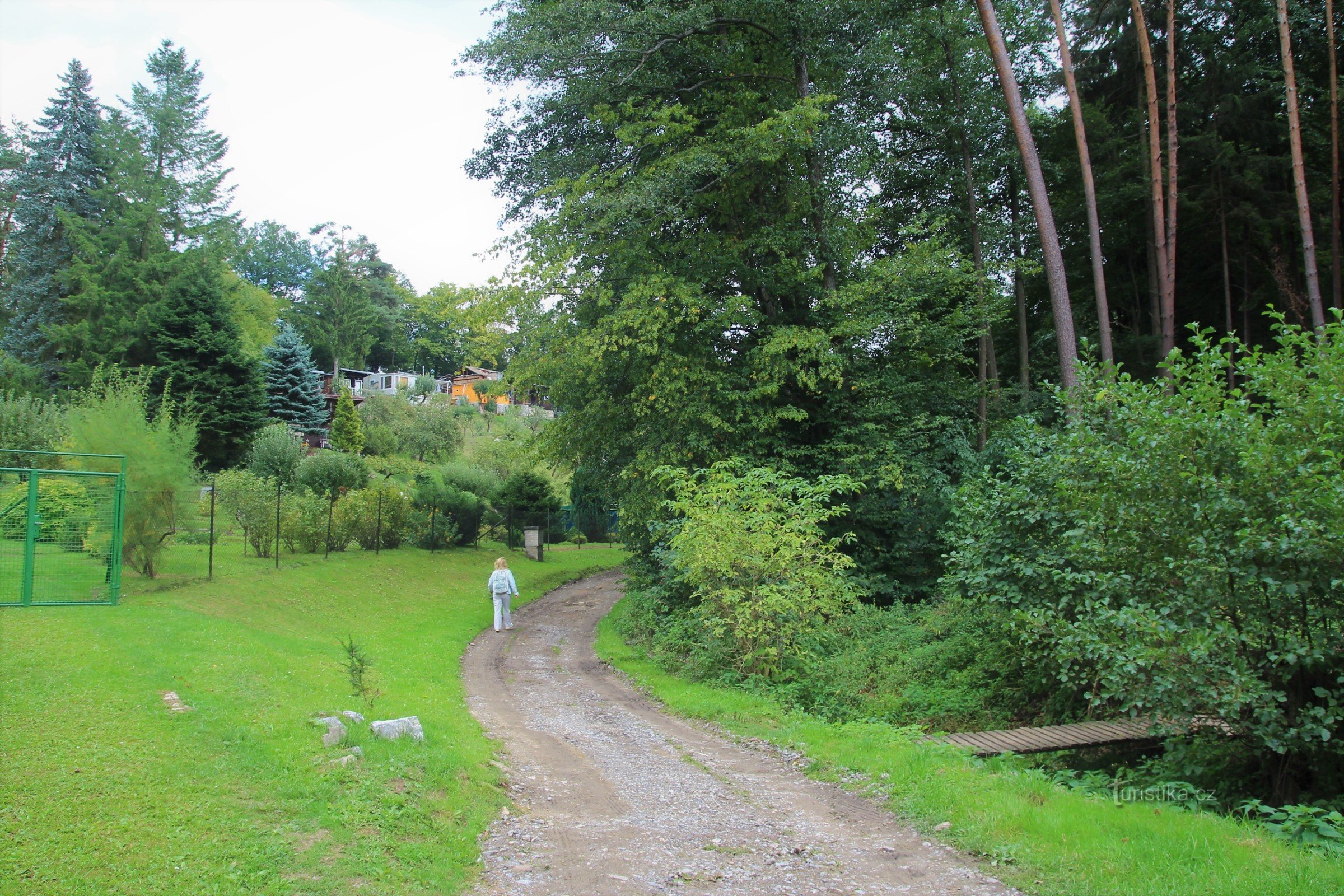 Assentamento de casas de campo no Havaí no vale de Časnýra