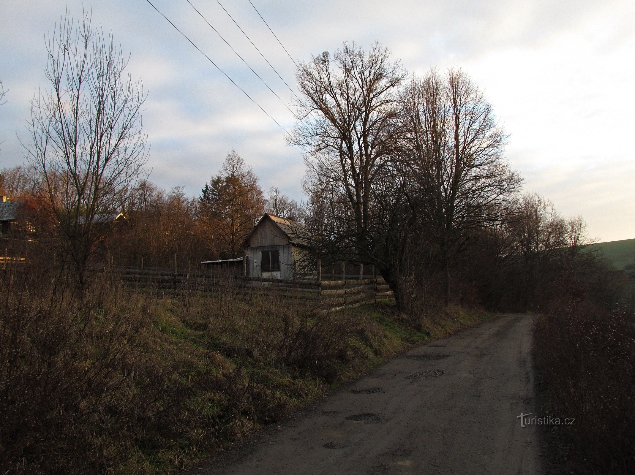 cottage nederzetting boven de weg