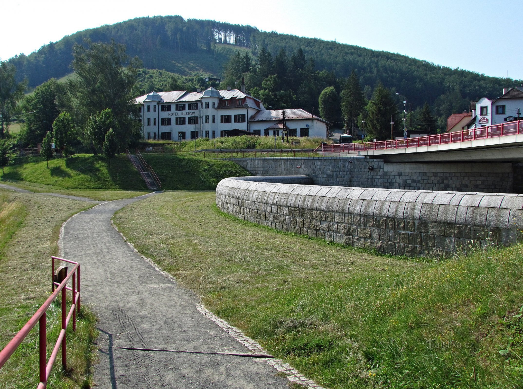 o dilapidado hotel Klenov