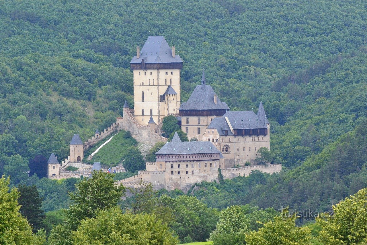 Si želite slikovit let nad Karlštejnom? Brez težav