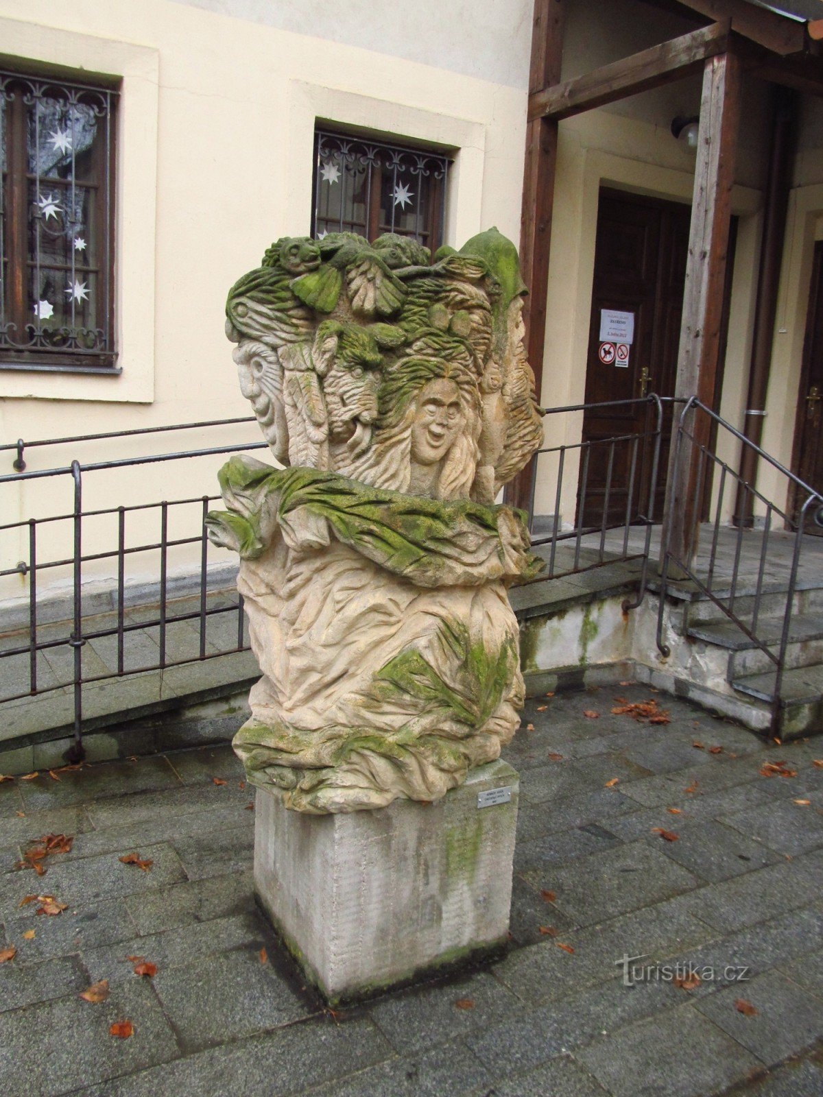 Skrattväska - en skulptur av Herbert Kisza på stadsmuren i Kadaň