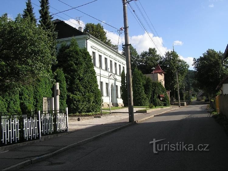 Chlebovice-pomnik, szkoła, remiza strażacka, kościół: Centrum Chlebovic, po lewej