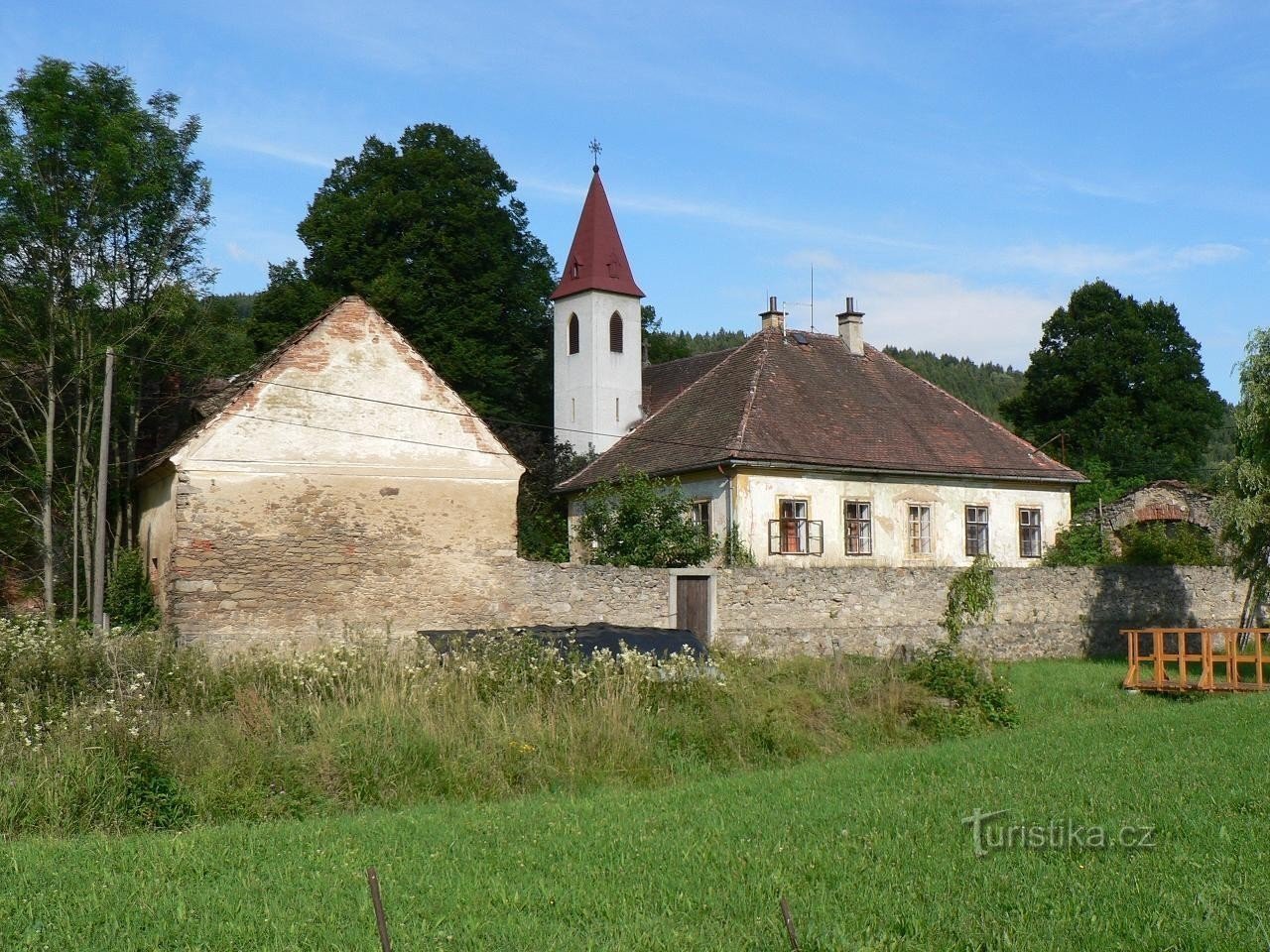 Chlístov, rectoría e iglesia