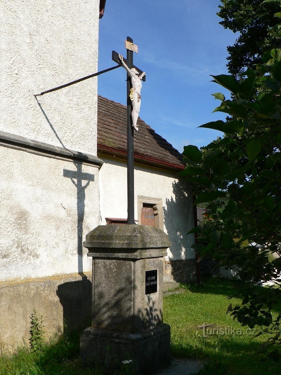 Chlístov, Kreuz vor dem Presbyterium
