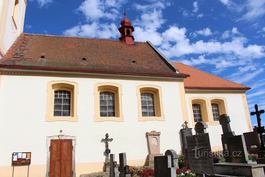 Chlum, parede sul da igreja de St. Venceslau