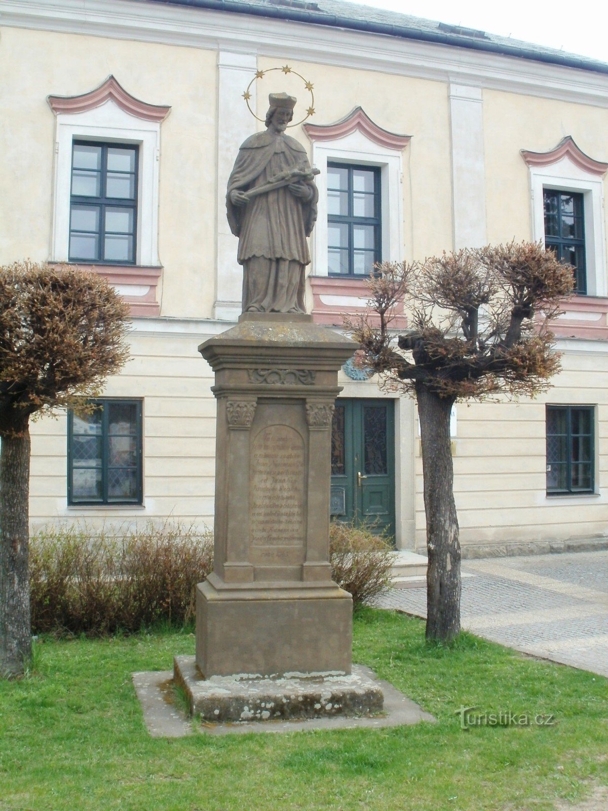 Chlumec nad Cidlinou - un monumento con una statua di S. Jan Nepomucký