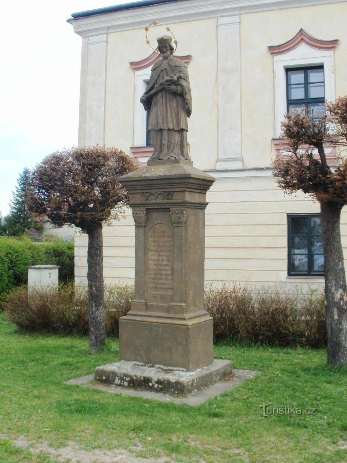 Chlumec nad Cidlinou - ett monument med en staty av St. Jan Nepomucký