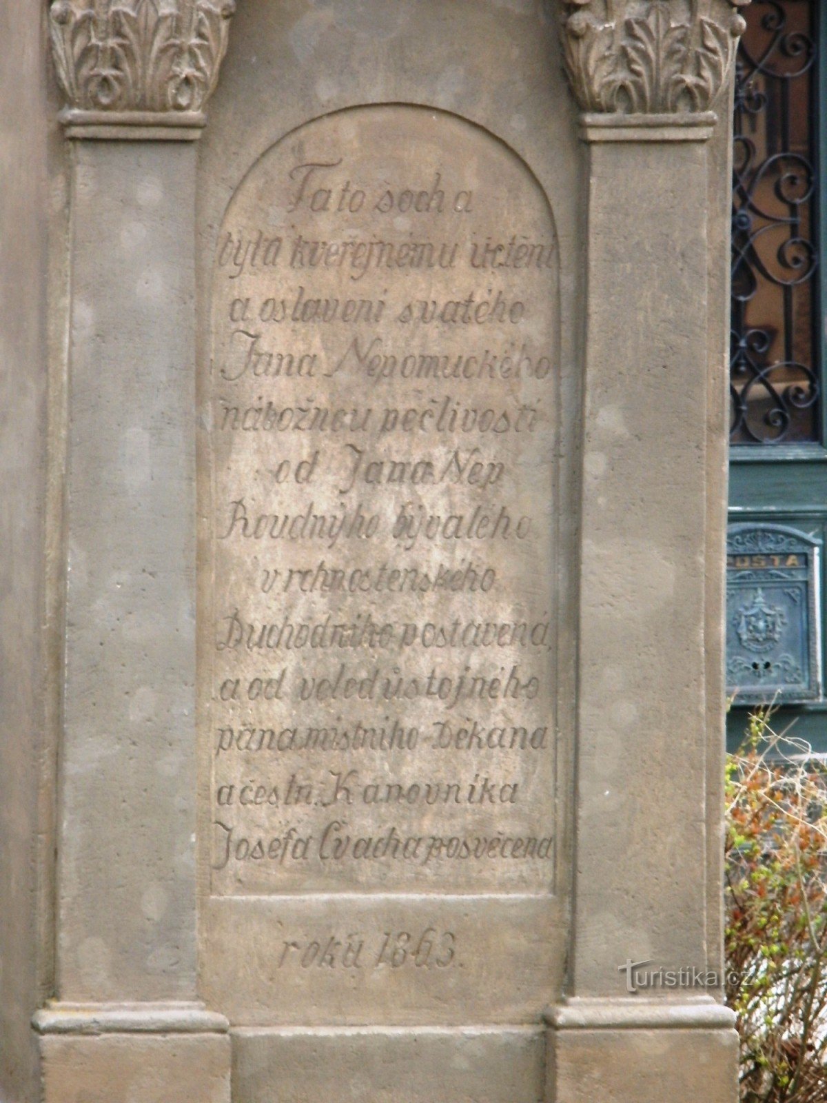 Chlumec nad Cidlinou - muistomerkki, jossa on patsas St. Jan Nepomucký