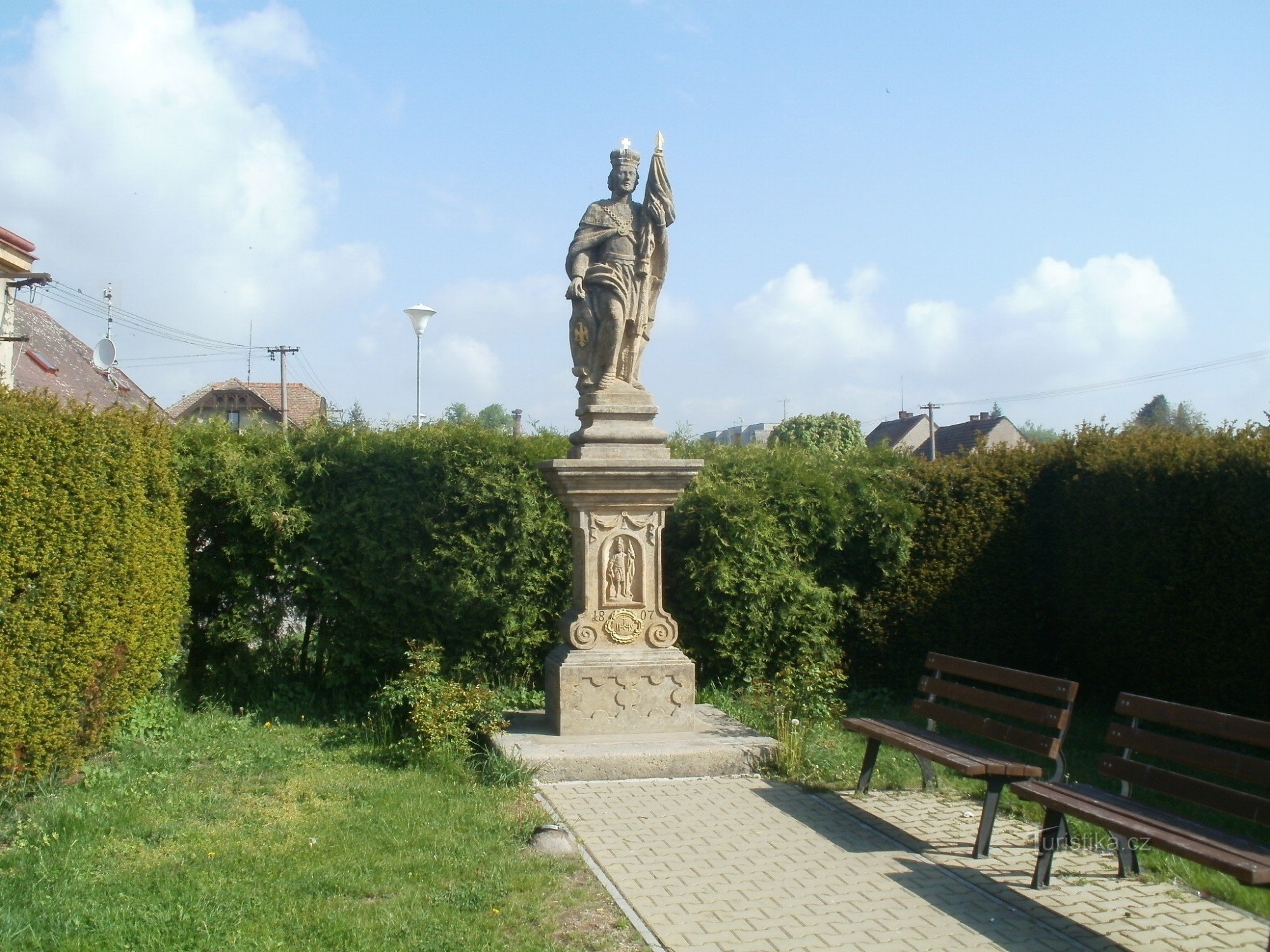 Chlumec nad Cidlinou - een monument met een standbeeld van St. Wenceslas