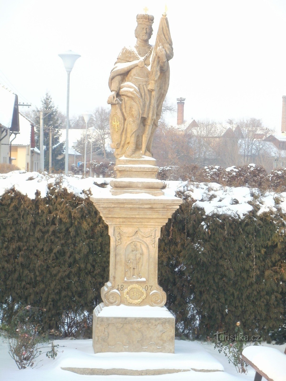 Chlumec nad Cidlinou - 一座带有圣彼得雕像的纪念碑。 瓦茨拉夫