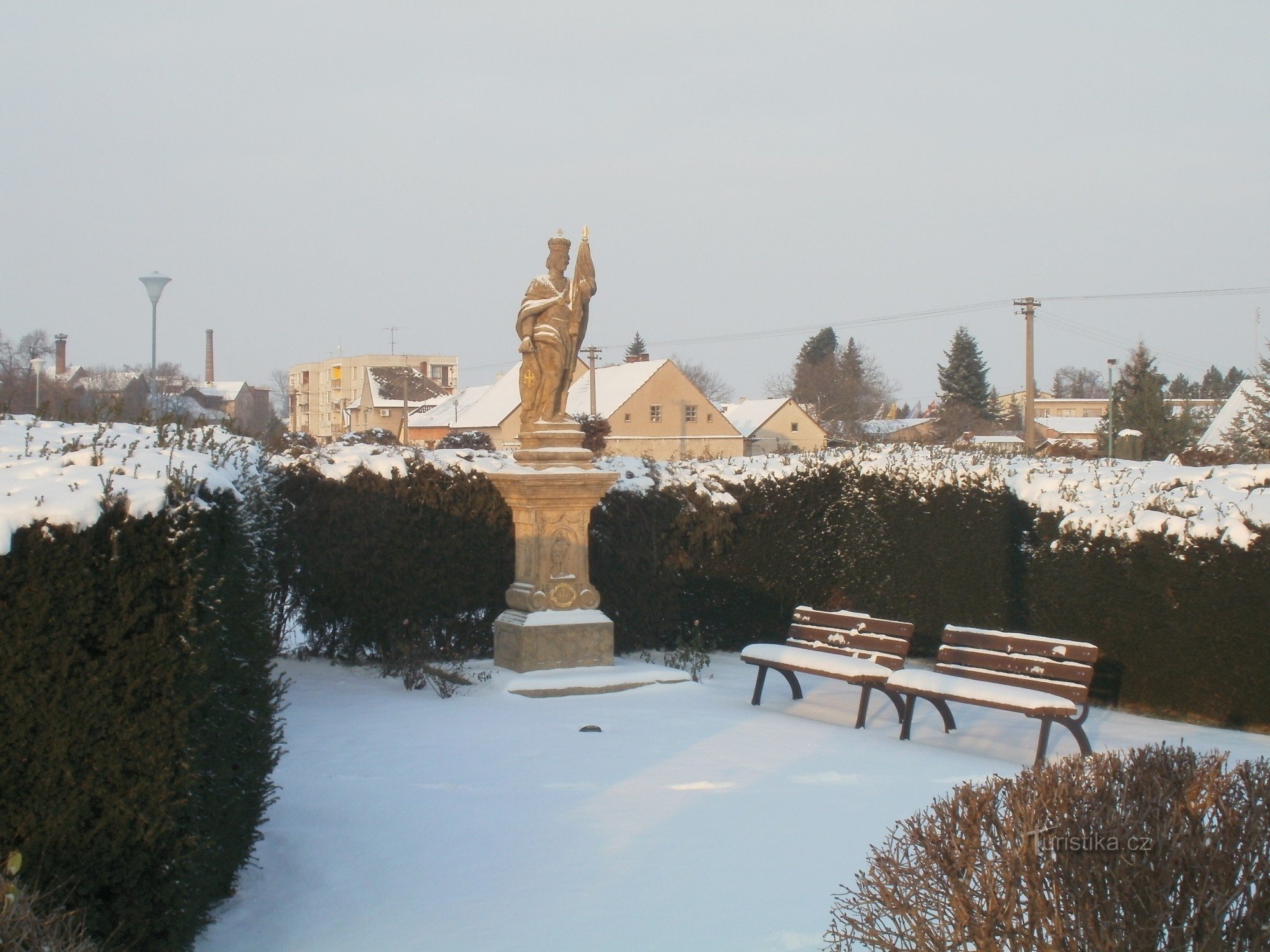 Chlumec nad Cidlinou - ein Denkmal mit einer Statue des hl. Wenzel