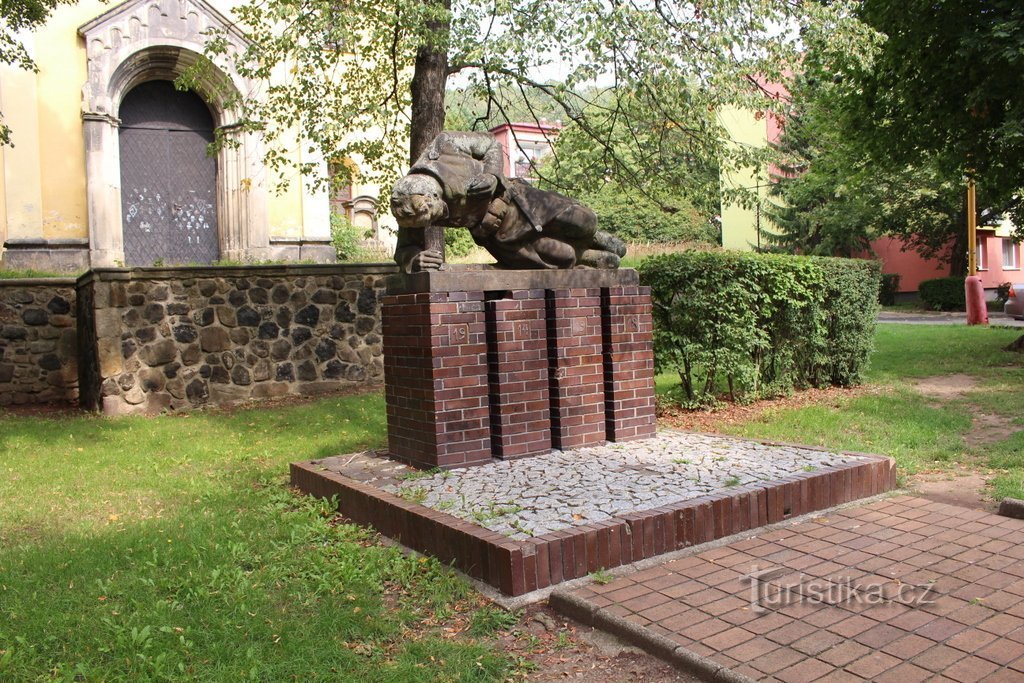 Chlumec, monumento a los caídos