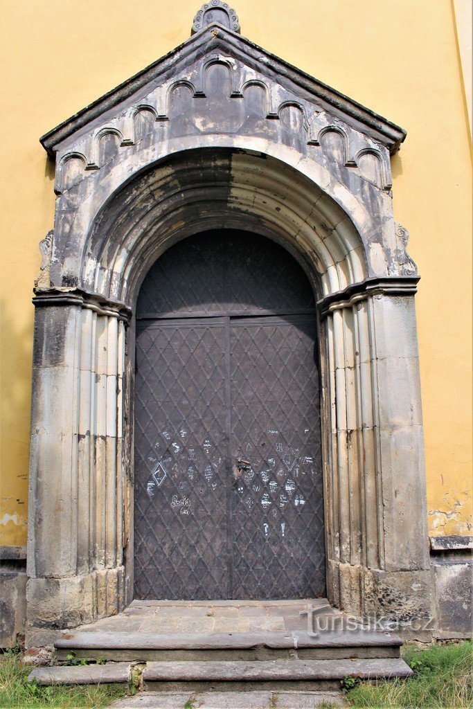 Chlumec, Eingang zur Kirche