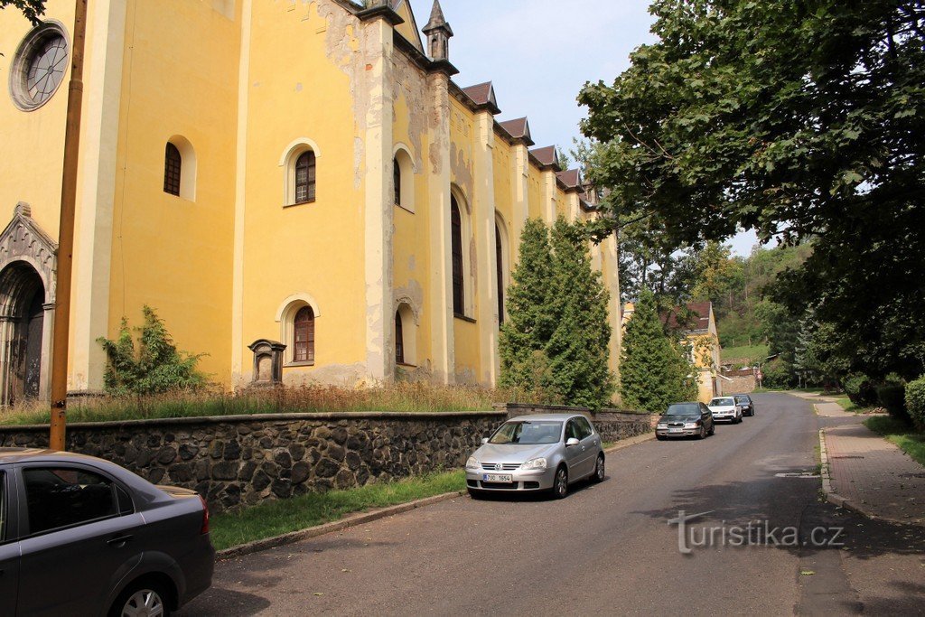 Chlumec、教会の東側