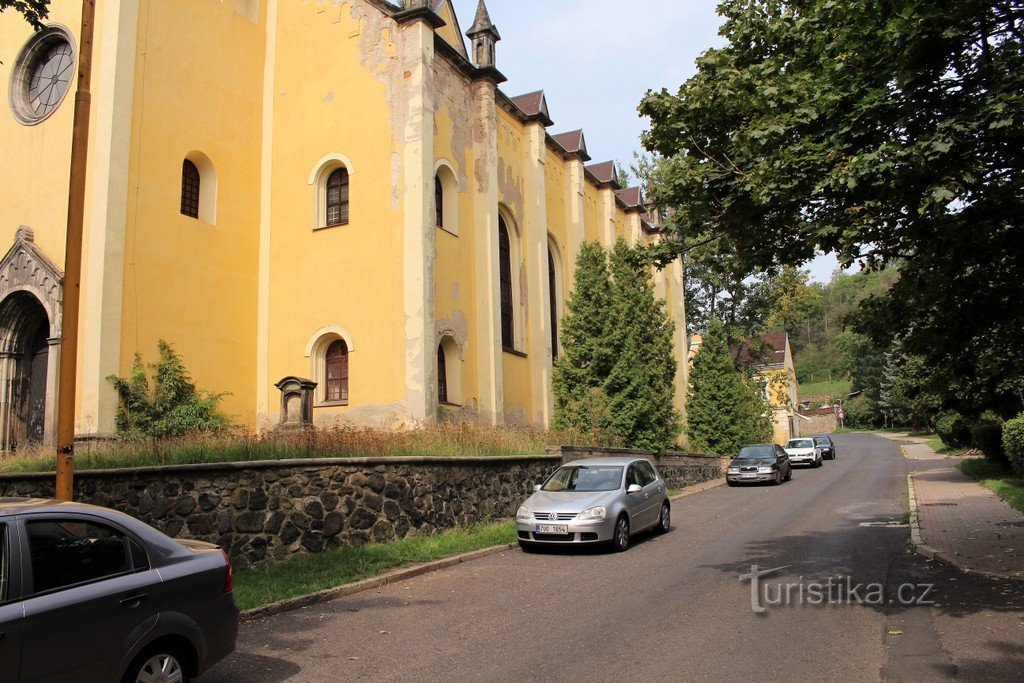 Chlumec, ανατολική πλευρά της εκκλησίας του St. Ο Χάβελ