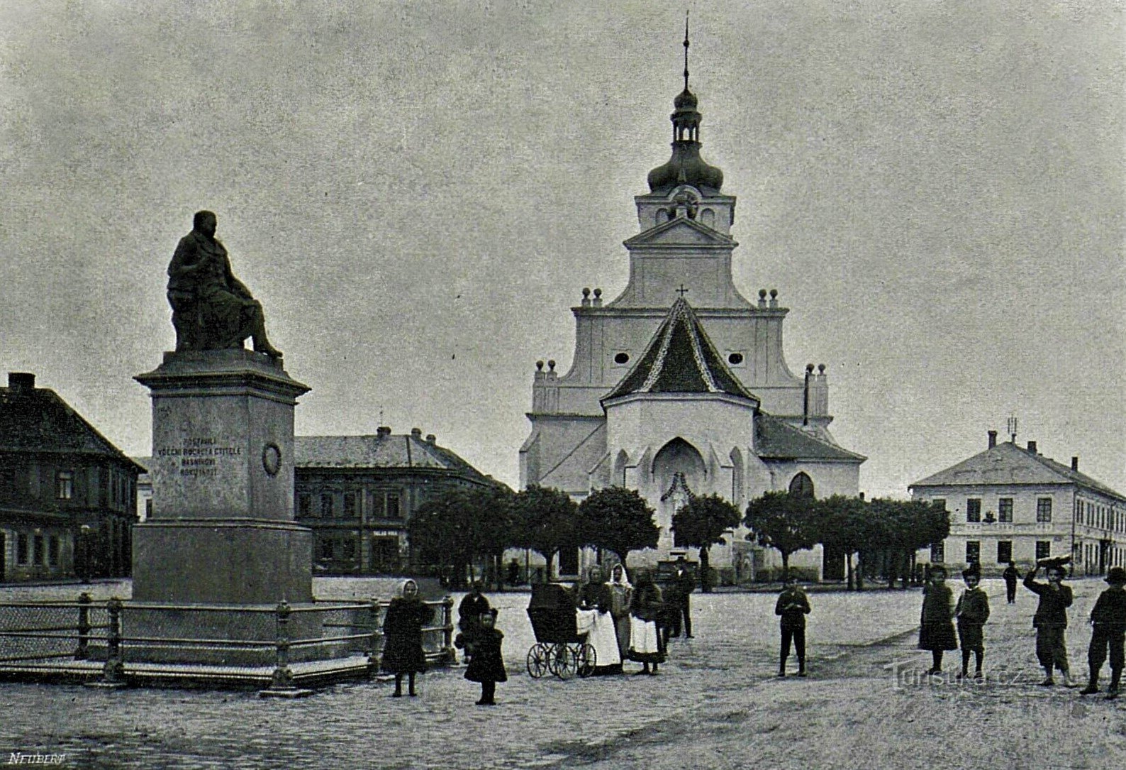 Chlumecké Klicperovo náměstí avec le monument VK Klicpery en 1910
