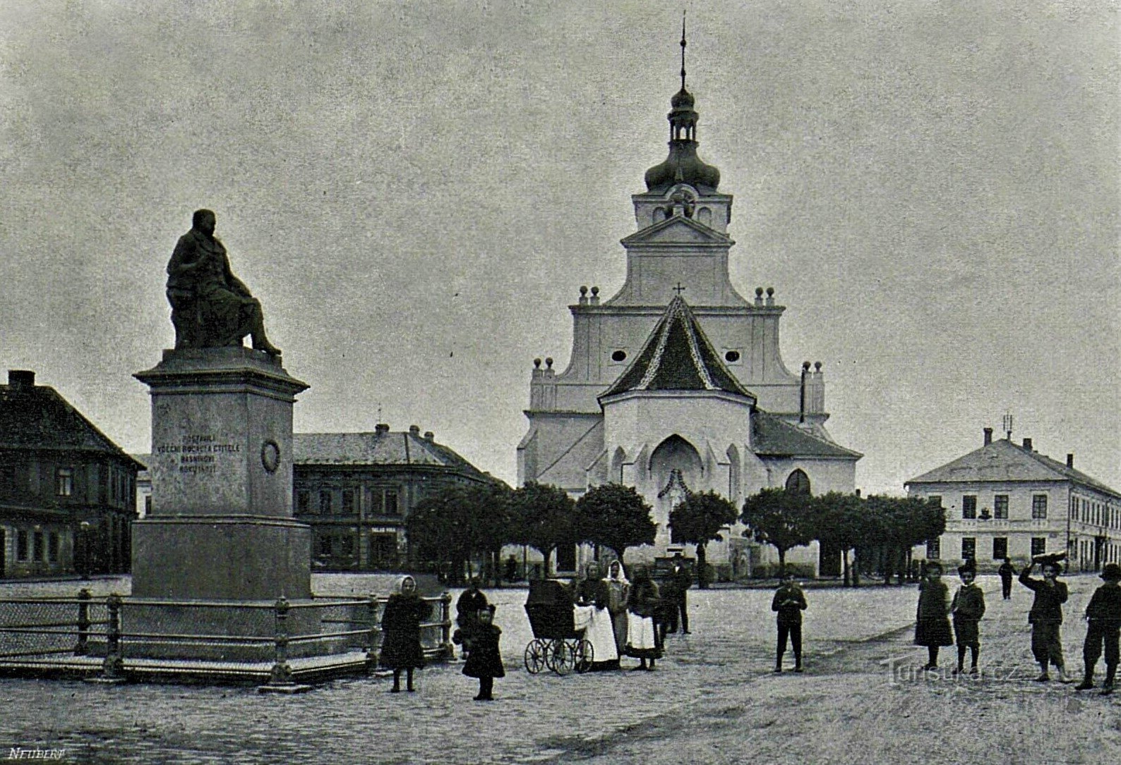 Chlumecké Klicperovo náměstí met het VK Klicpery-monument in 1910